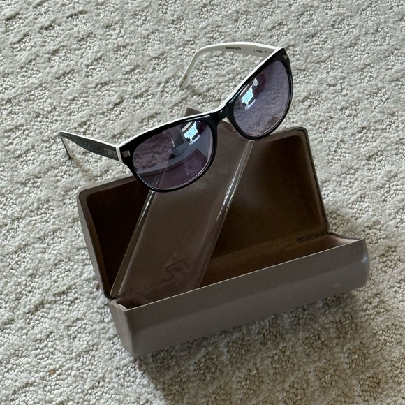 EUC/GENTLY WORN BCBGMAXAZRIA “Date Night” sunglasses with case & cleaning cloth - Picture 9 of 16